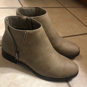 Brand New - Tan Ankle boots size 7.5
